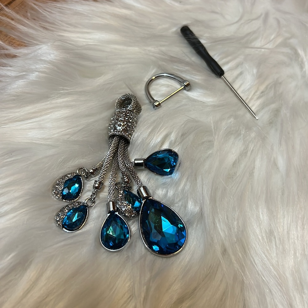 NEW💙🩶 elegant keychain - Picture 6 of 14